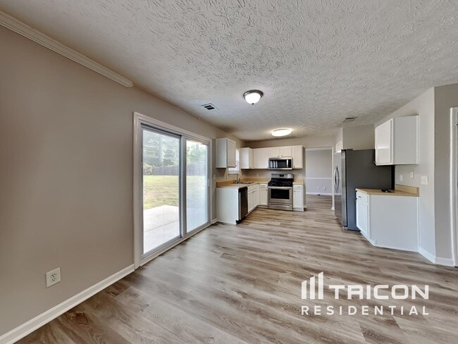 Building Photo - 13 Red Maple Way
