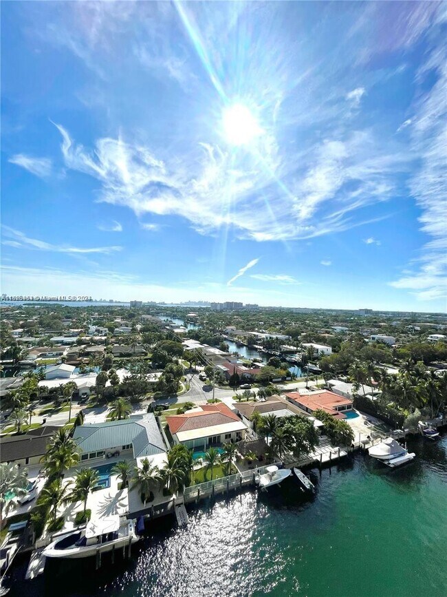 Foto del edificio - 2350 NE 135th St