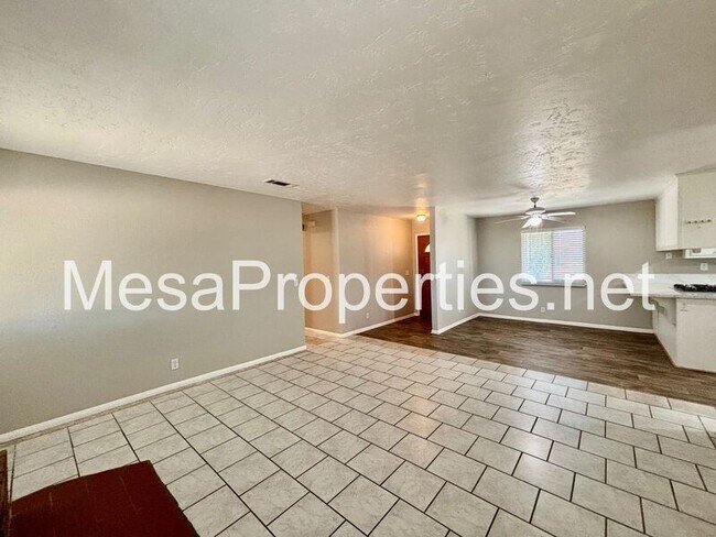 Foto del edificio - 19158 Live Oak St