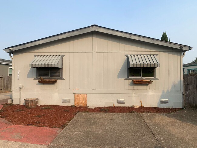 Foto del edificio - Spacious Manufactured Home with a Fenced B...