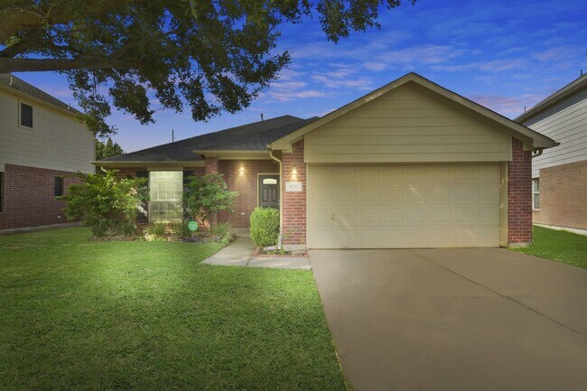 Building Photo - Charming Rental in Eaglewood – No Carpet, ...