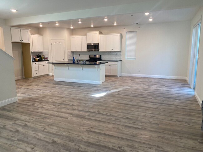 Building Photo - Reduced Priced. Will not last!!