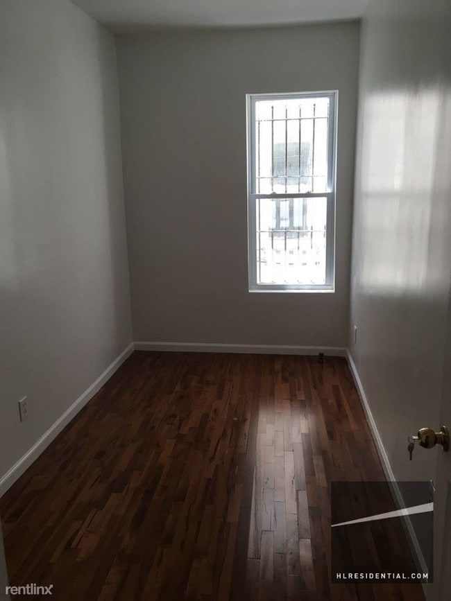 Building Photo - 735 Crown St