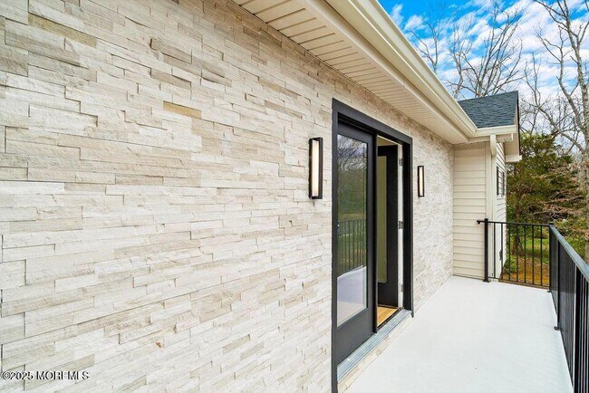 Building Photo - 527 Woodview Rd
