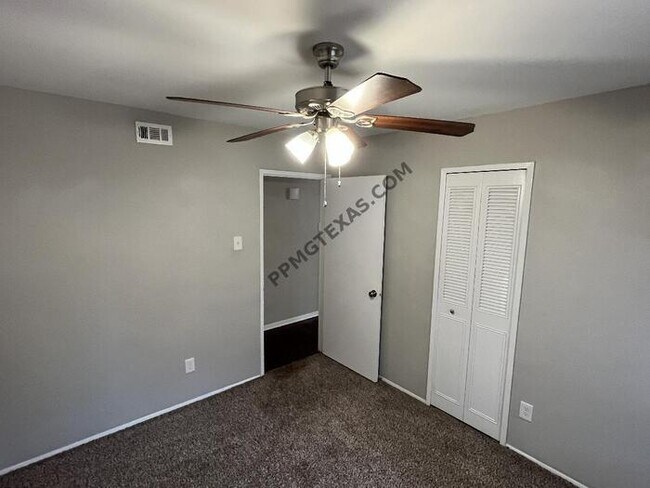Foto del edificio - 4025 Charter Dr