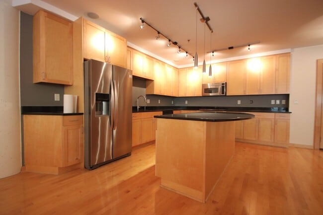 Building Photo - Trendy 1-Bedroom Loft in Rock Island Lofts...