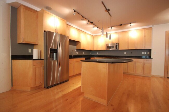 Foto del edificio - Trendy 1-Bedroom Loft in Rock Island Lofts...