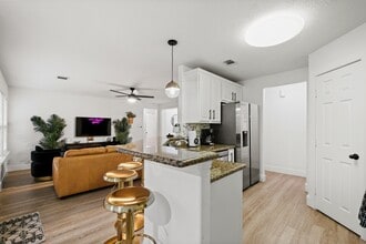 Building Photo - 1504 W 43rd St