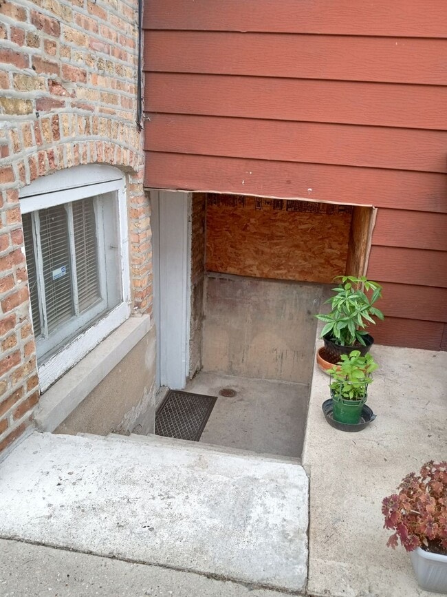 Building Photo - 2049 N Kilpatrick Ave