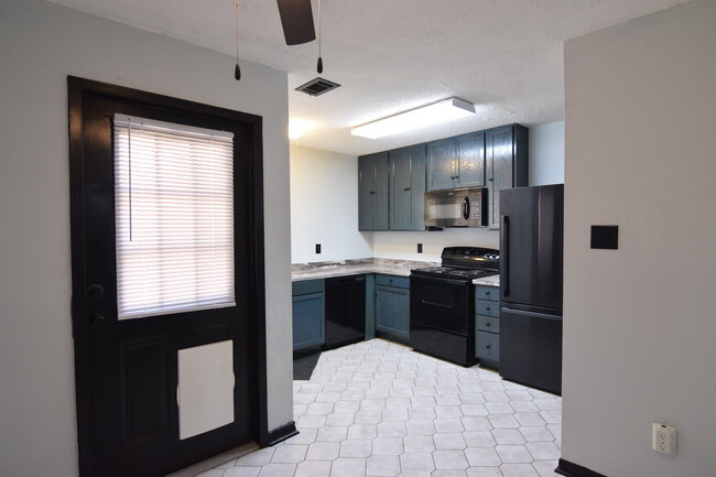 Building Photo - 2518 Skyline Dr