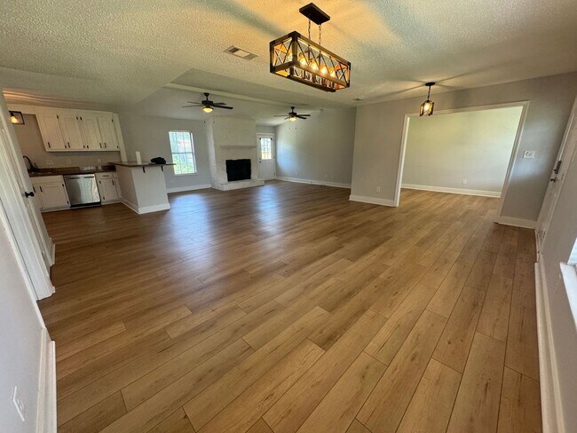 Building Photo - Gulf Breeze - Pineglade - 4 bedroom, 3 bat...