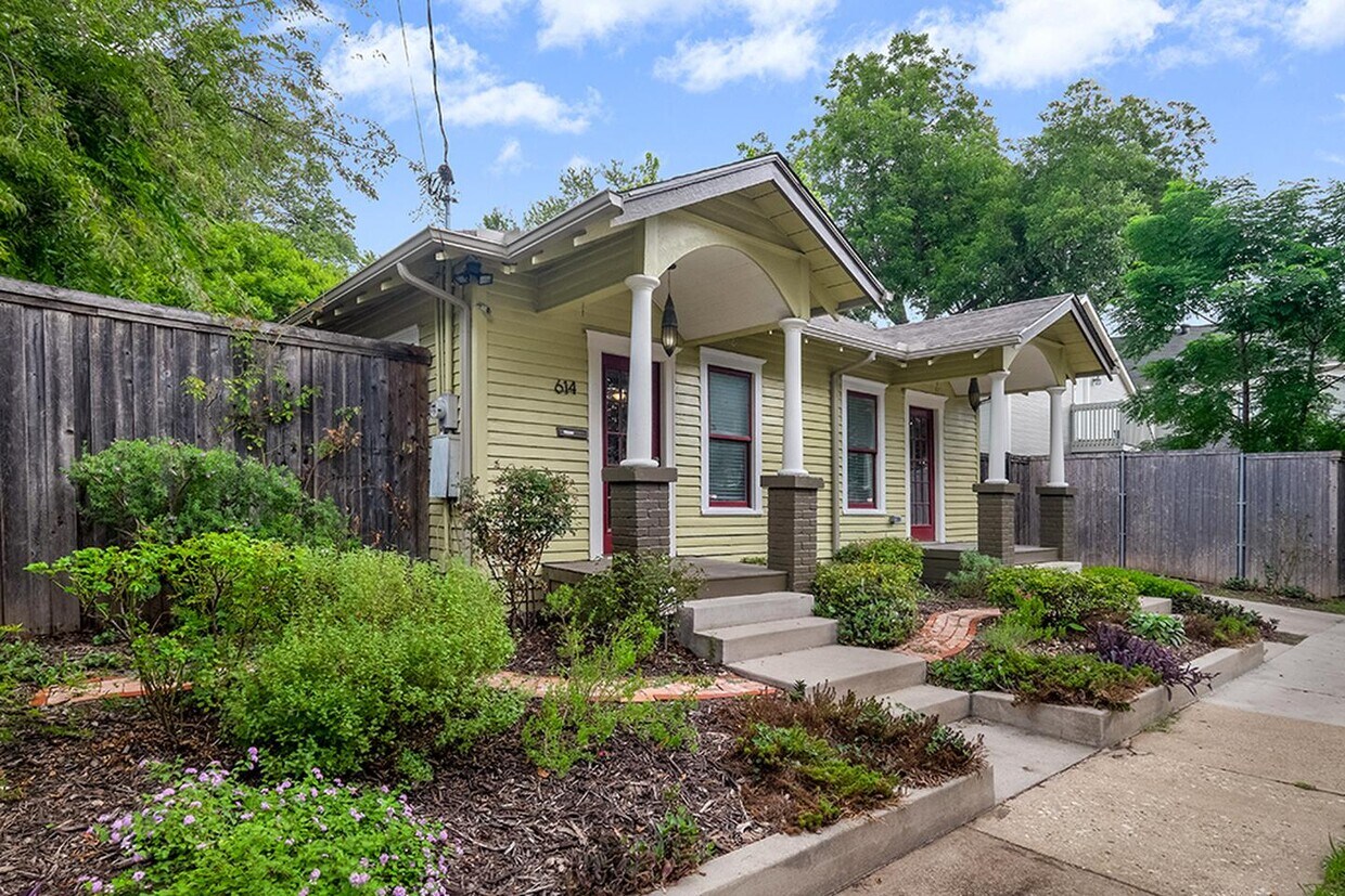 Primary Photo - Craftsman Old East Dallas home only 3 mile...