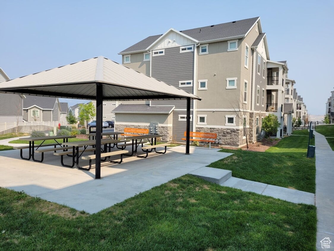 Primary Photo - Modern 3 Bed / 2 Bath Condo in Amenity-Ric...