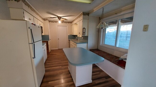 Building Photo - 707 Lewis Dr