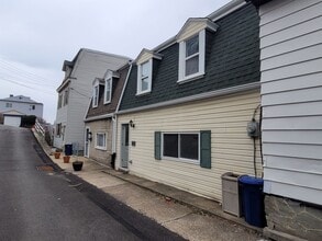 Building Photo - 2733 Shelly St