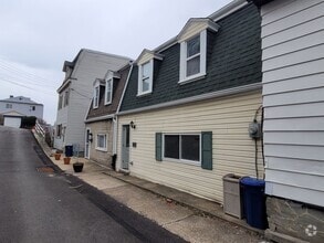 Building Photo - 2733 Shelly St