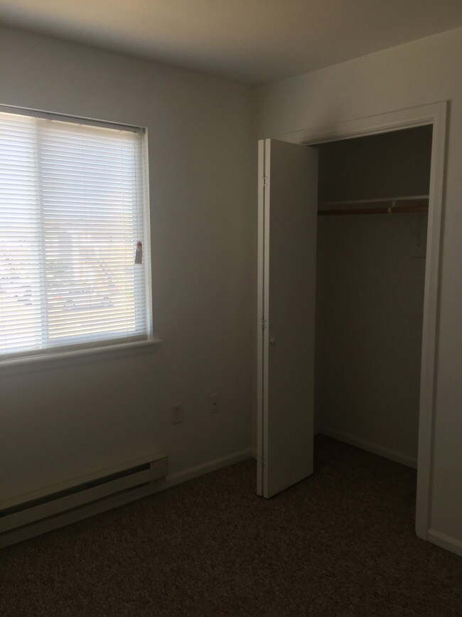 front bedroom - 1004 E Symons St