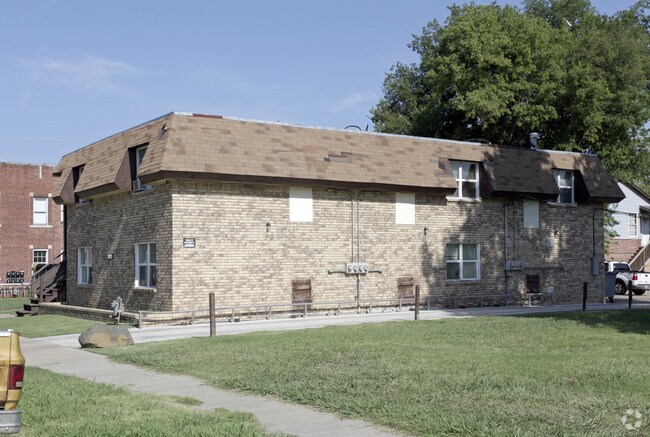 Building Photo - 2423 E 7th St