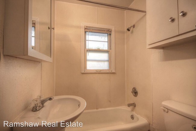 Building Photo - 1 br, 1 bath Apartment - 702 W. Western