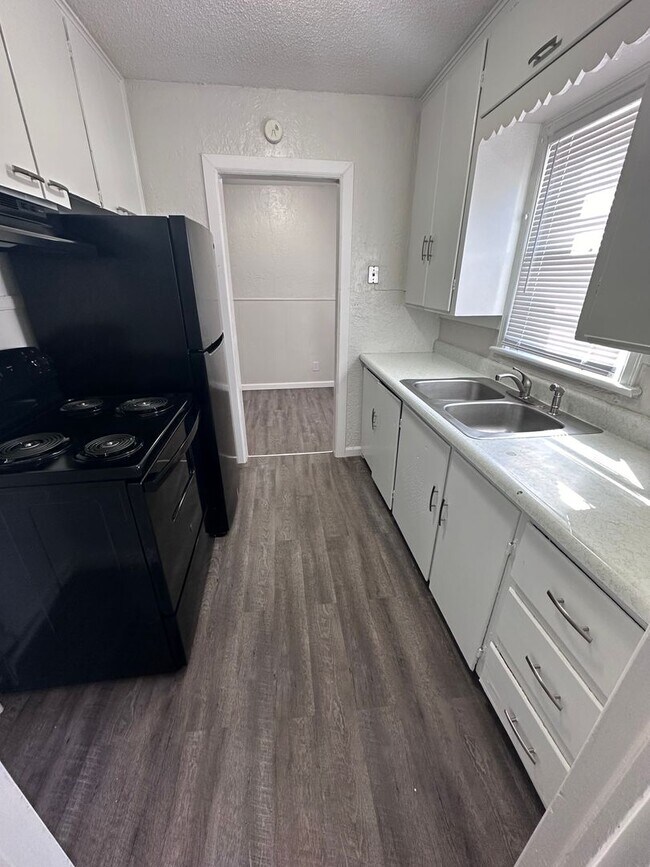 Building Photo - $995 - 3 bed 1 bath - Newly Remodeled Sing...
