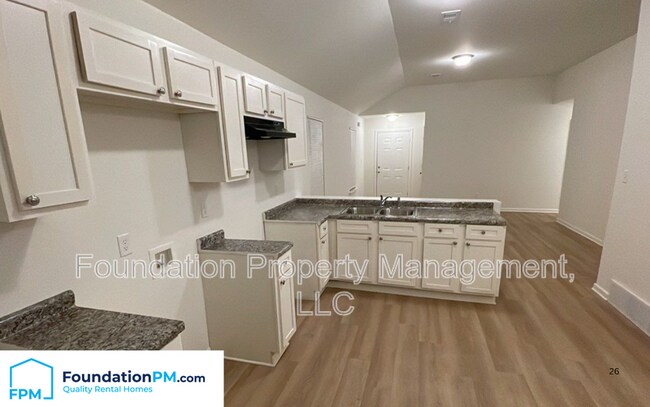 Building Photo - 5 E Byfield Dr