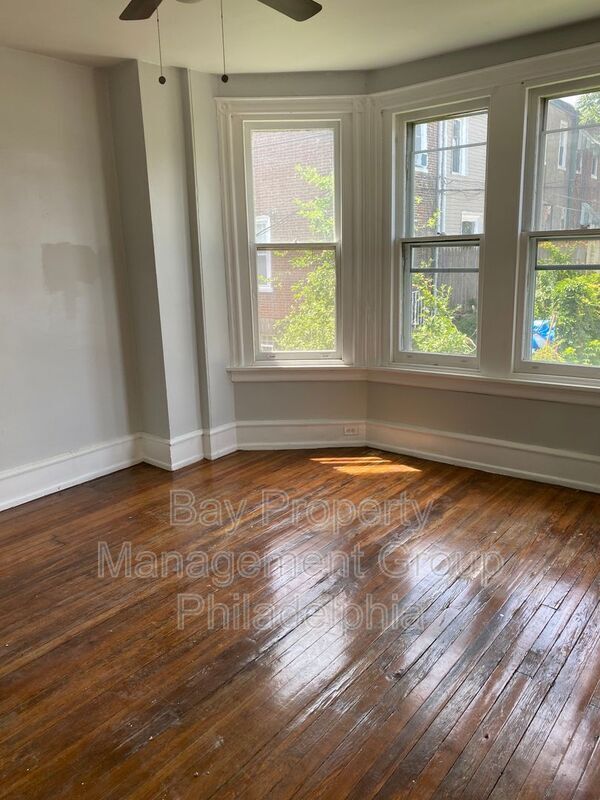 Building Photo - 441 E Walnut Ln