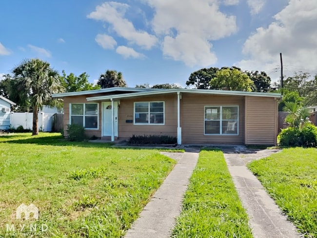 Building Photo - 7563 Meadowlawn Dr N