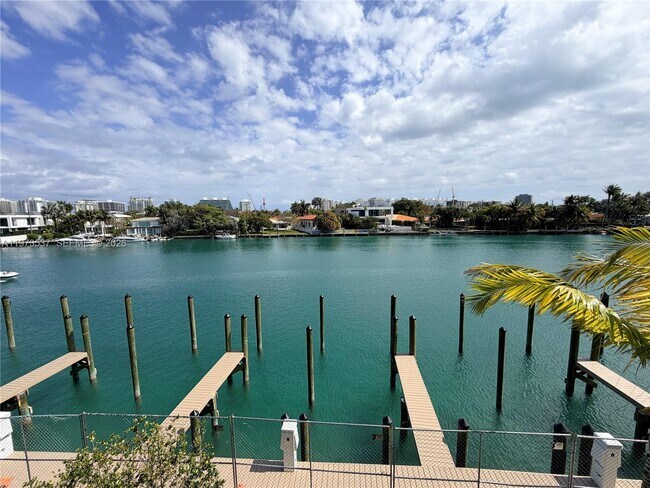 Foto del edificio - 9221 E Bay Harbor Dr