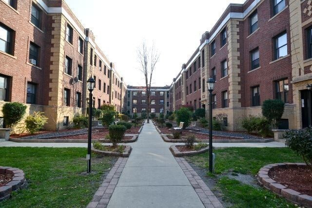 Foto principal - 825 W Waveland Ave