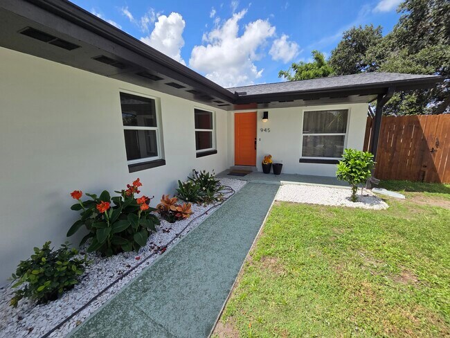 Building Photo - 945 Brookview Ln