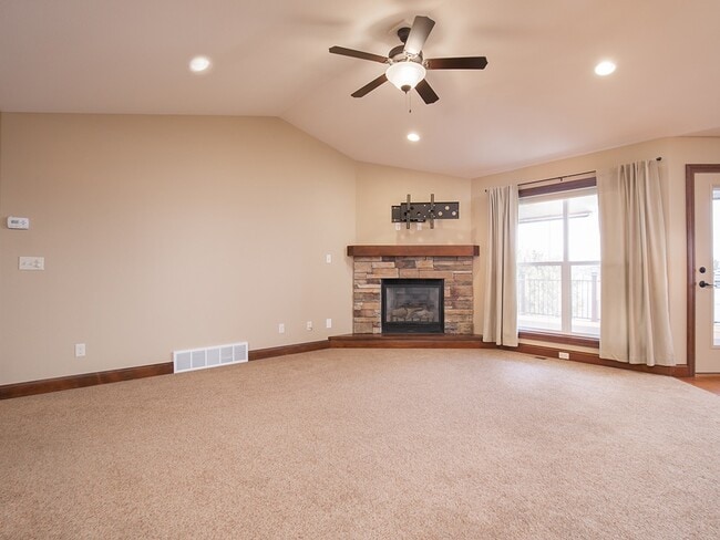 Building Photo - 1745 Golf Dr