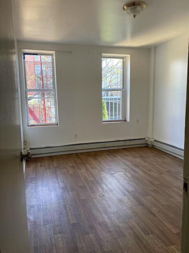 Foto del edificio - 2354 Pitkin Ave
