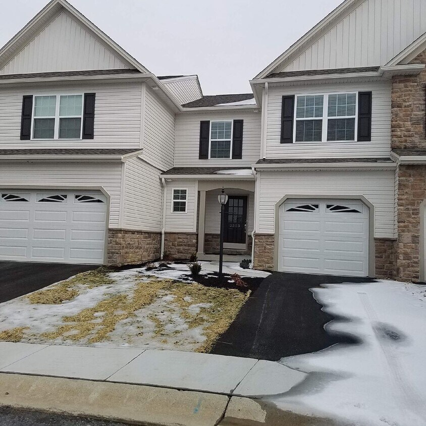 Primary Photo - Luxury Townhome!