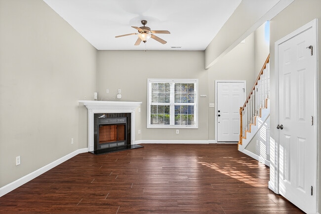 Foto del edificio - 107 Riverbirch Pl