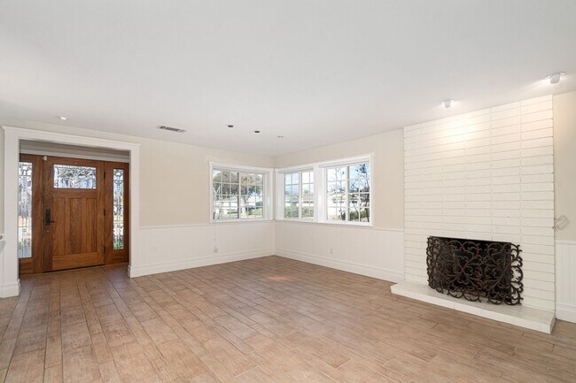 Building Photo - Craftsman Style Home on Corner Lot in Mesa...