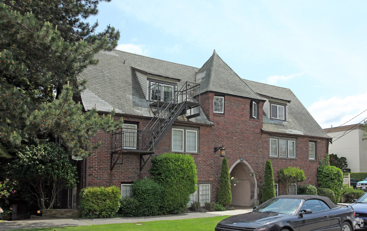 Primary Photo - Lake Court Apartments