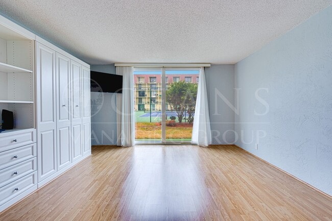 Foto del edificio - Charming Beachside 1-Bedroom Condo – Available Now