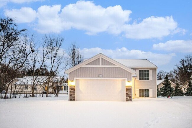 Building Photo - 2224 Macatawa Ln