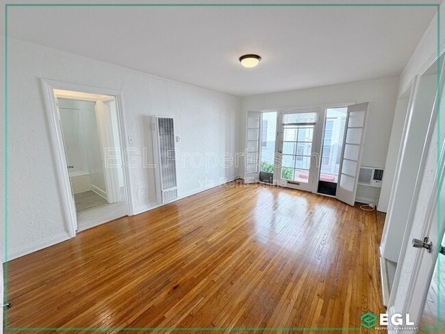 Building Photo - 807 N Martel Ave