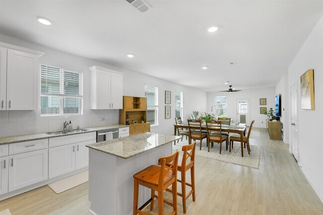 Foto del edificio - 16910 Elm Grove Road