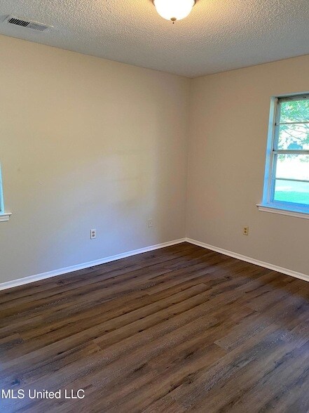 Foto del edificio - 5630 Crestwood Dr