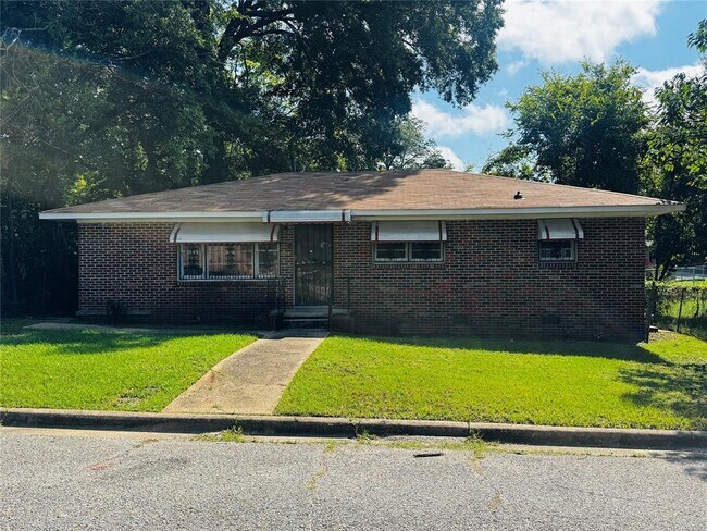 Building Photo - 611 Shepard St