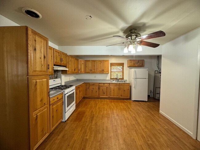 Building Photo - Single Family Home - Available For Rent!