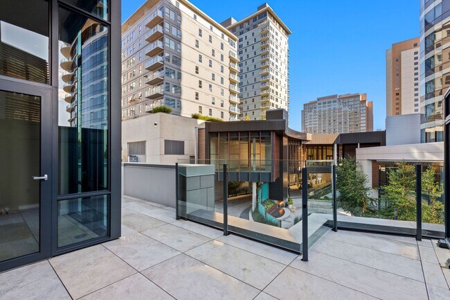 Foto del edificio - Luxury Executive Condo w/AC in the Heart o...
