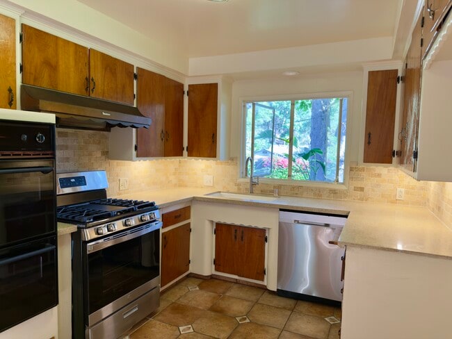 Building Photo - 2290 Canonita Dr