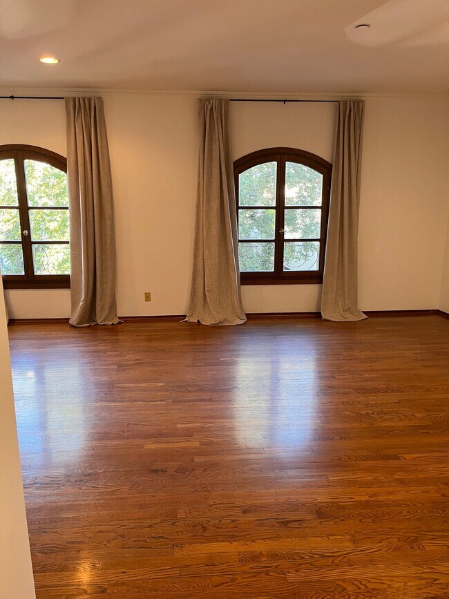 Building Photo - 325 S Swall Dr