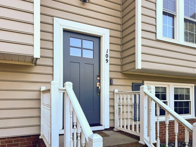 Foto del edificio - 109 Carmel Woods Ct