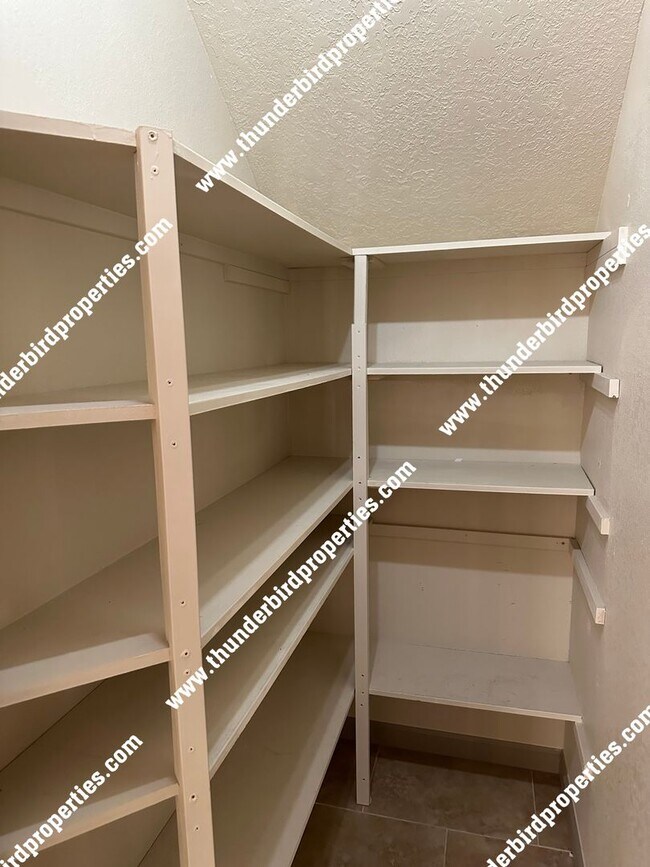 Foto del edificio - Beautiful 4 bedroom 3 car garage in La Cue...