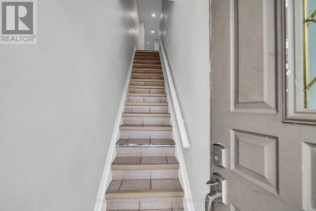 Building Photo - 1898 Avenue Rd