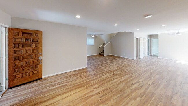 Foto del edificio - HUGE House!! CLOSEST to Campus! (Lease out, pending signatures. Check back in a few days!)